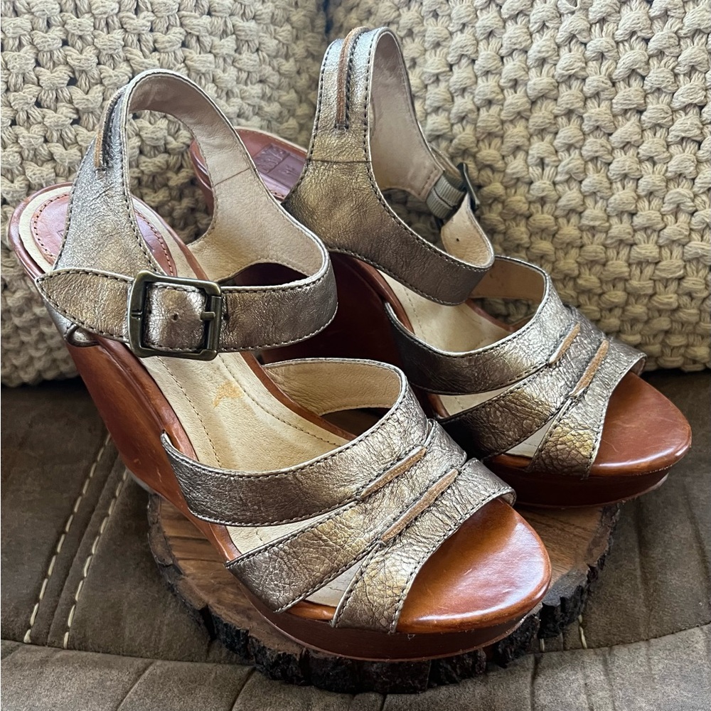 FRYE Corrine Stitch Genuine Leather bronze metallic Wedge; Size 9M/ 8.5M LK NEW